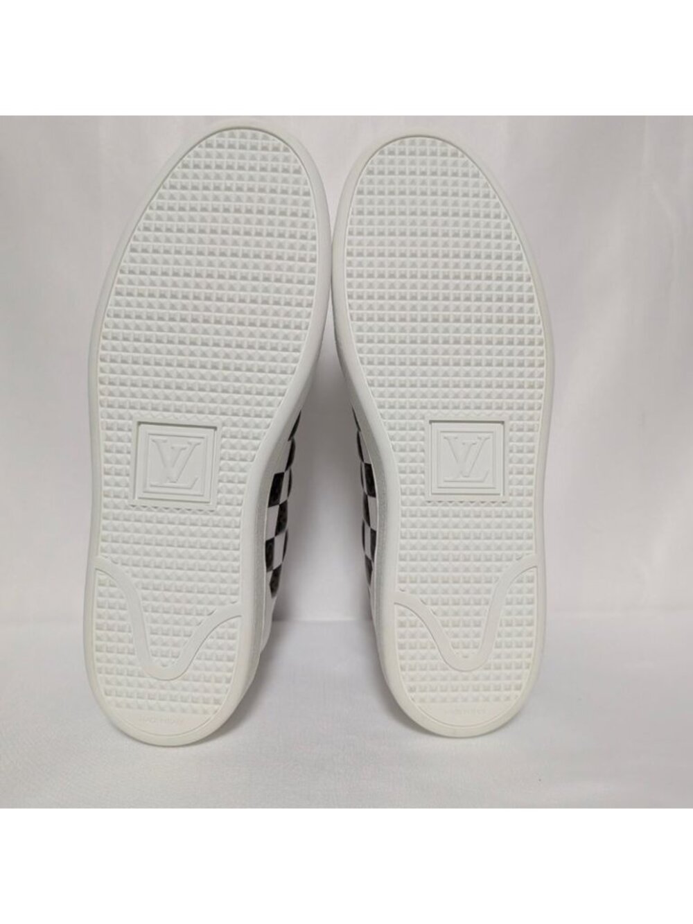 Louis Vuitton Front Row Sneaker - Picture 8 of 10